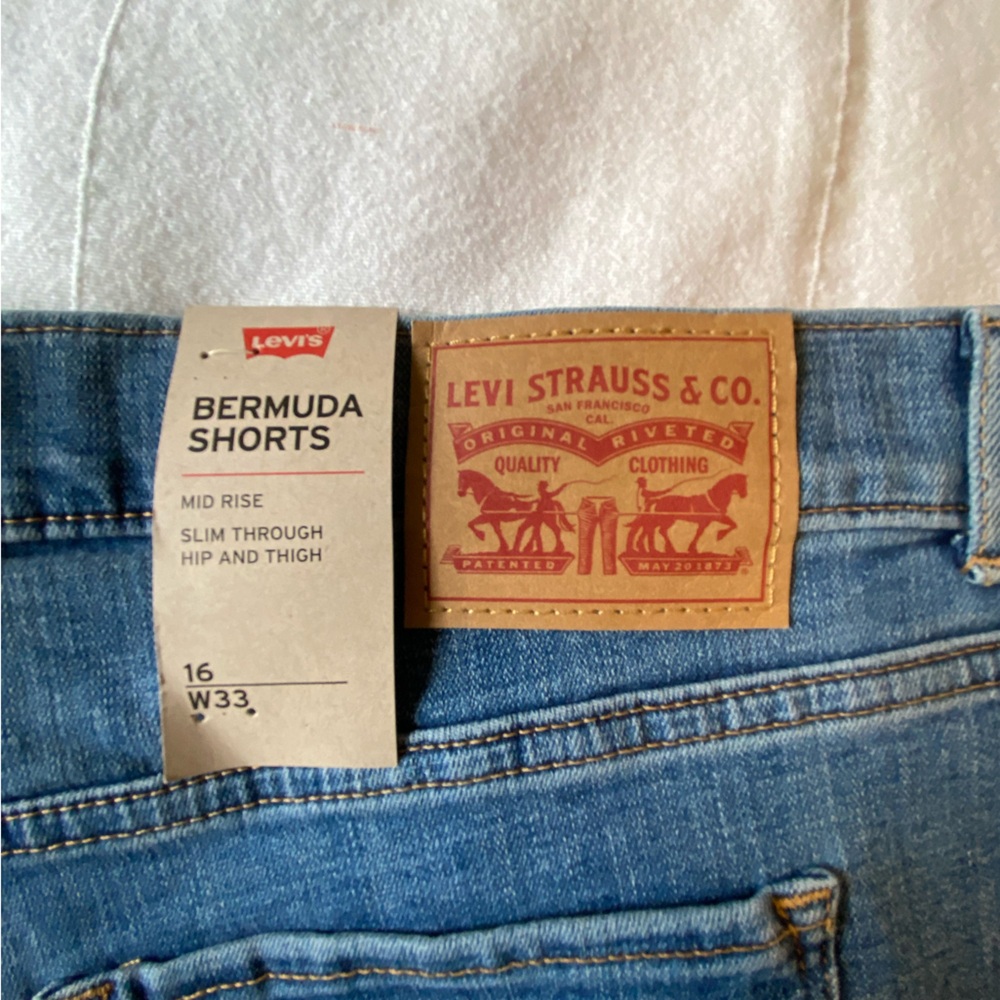 Levi's Women's Classic Blue Bermudas Size 16 - Picture 3 of 7